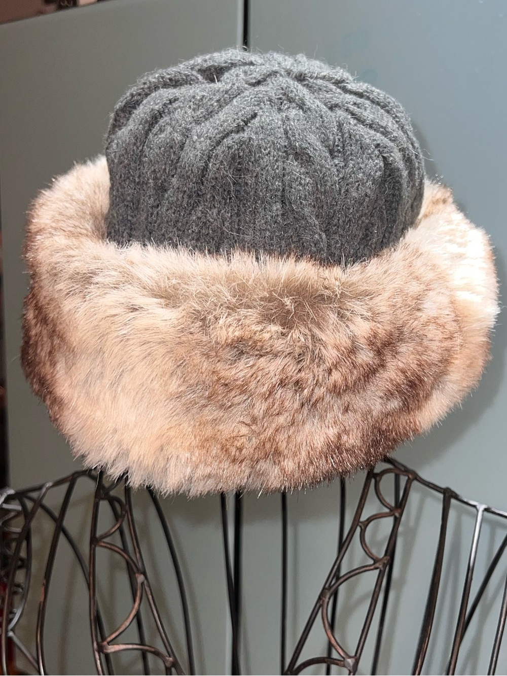 ✨ NWOT Barts "Fur Deluxe" Cable Knit Bandhat Beanie ✨ 💂🏻‍♀️ 💂🏼‍♀️ 💂🏾‍♀️